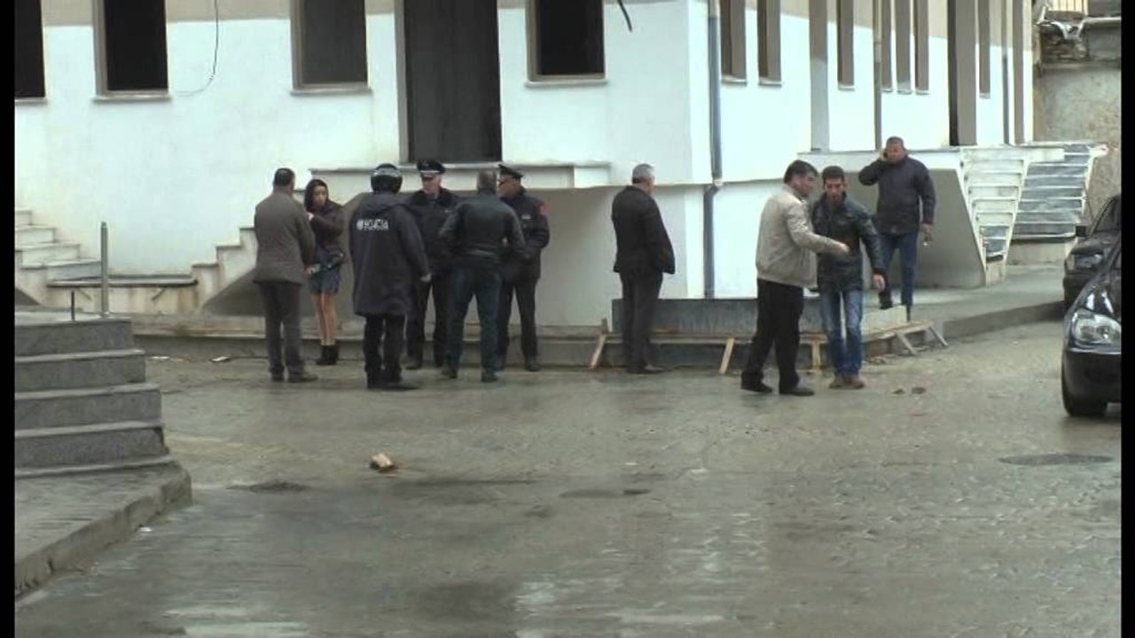 TRE PERSONA E PLAGOSEN NE DURRES PAS NJE KONFLIKTI KU U PERDOREN ARME ZJARRI DHE THIKA LAJM