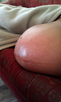 Une femme enceinte de jumeaux filme son ventre alors que les bébés frappent de l’intérieur