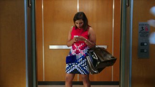 Mindy Kaling is Victim to an Elevator Scam