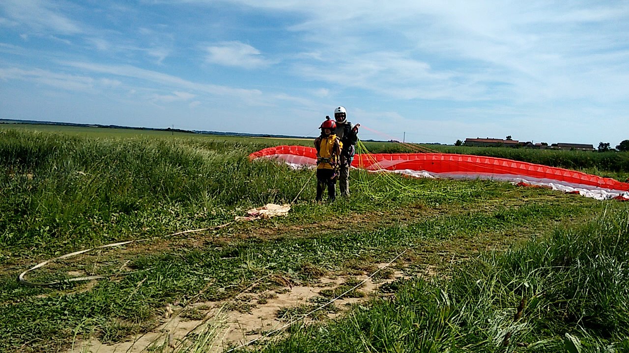 Décollage baptême parapente au treuil.