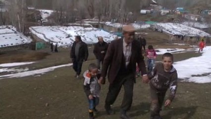 Telefonla Konuşmak İçin Dağa Çıkıyorlar