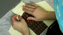 Il place du chocolat dans de la pâte feuilletée pour vous présenter un délice que vous devez essayer !