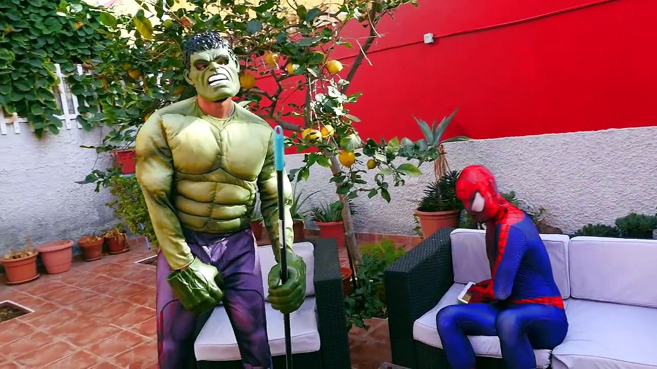Spiderman Vs Hulk - Water Balloon Fight - Real Life Fun Superheroes Movie