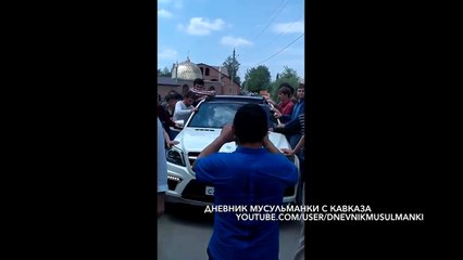 Скачать видео: Хамзат Чумаков в окружении братьев мусульман! МашаАллах, какая поддержка, Дал сий дойла шу