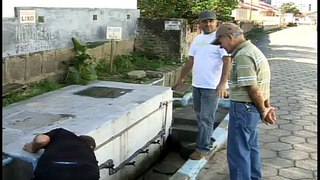 Moradores reclamam da coloração da água da bica localizada no Morro do Canudo