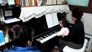 할머니와 피아노치기