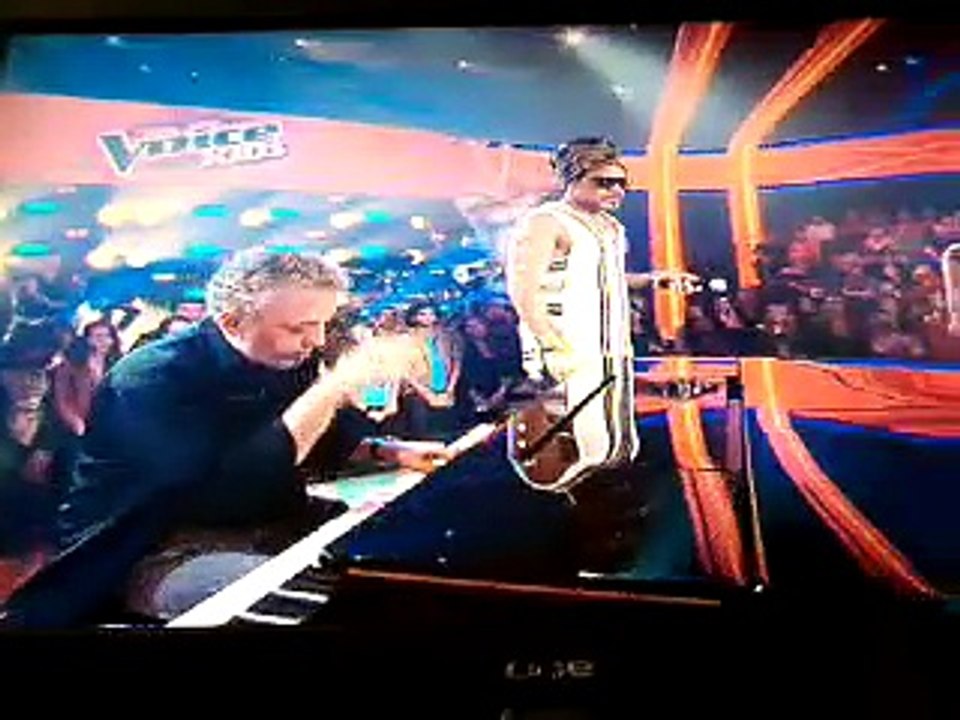 Carlinhos Brown cantando ( Dois Grudados )