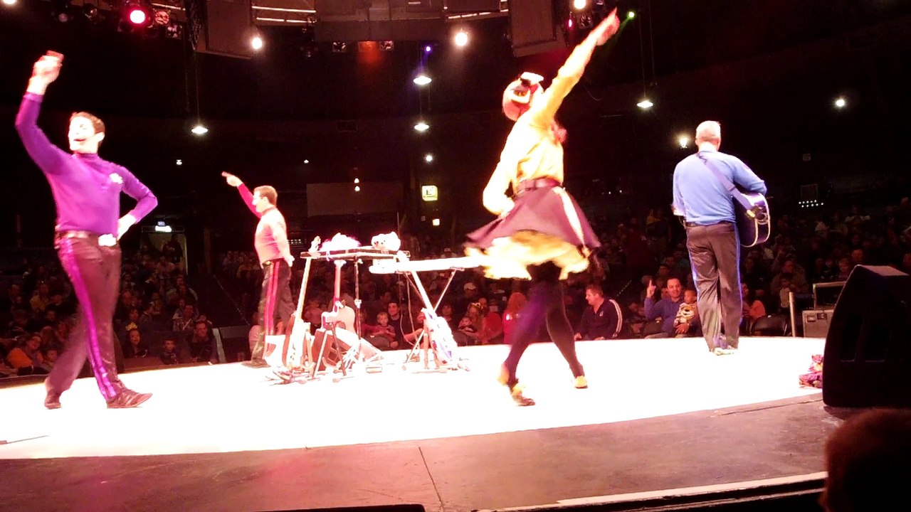 The Wiggles Live In Concert Westbury NY October 5th 2014 4:00 PM Rock A Bye Your Bear IMGP8888
