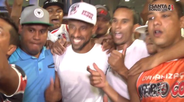Léo Moura é ovacionado pela torcida do Santa Cruz ao desembarcar em Recife