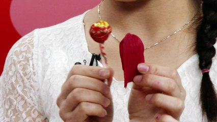 1 phútđể làm hoa tuy líp từ kẹo mút và giấy nhún