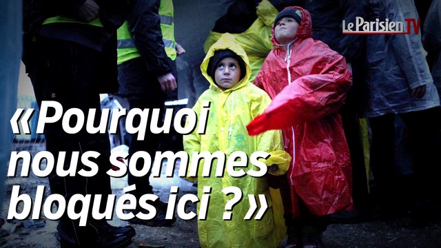 Des réfugiés bloqués dans la boue, entre deux frontières