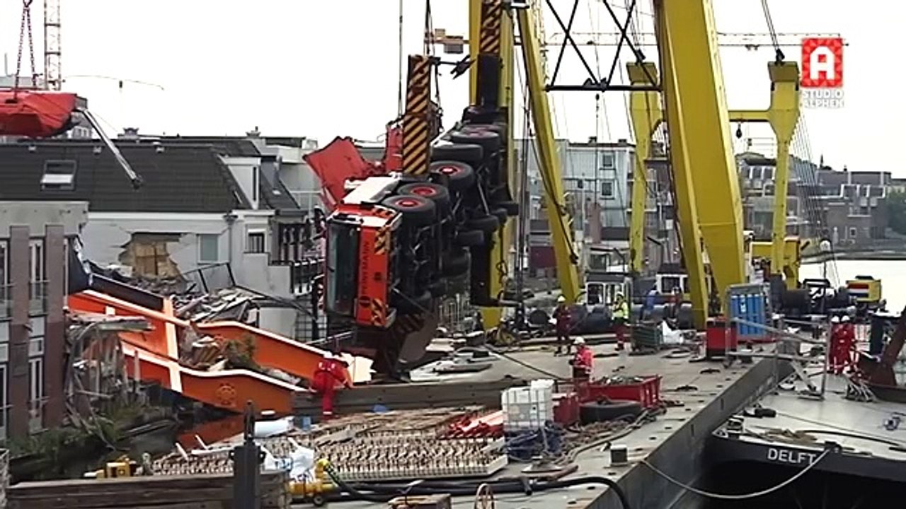 Berging tweede hijskraan Koningin Julianabrug in Alphen aan den Rijn (maandag 5 oktober 20