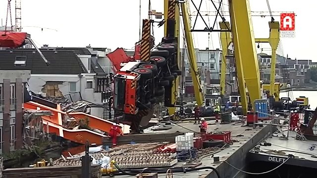 Berging tweede hijskraan Koningin Julianabrug in Alphen aan den Rijn (maandag 5 oktober 20