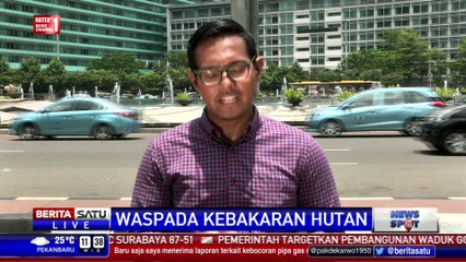 Petugas Buat Kanal Cegah Kebakaran Hutan di Riau