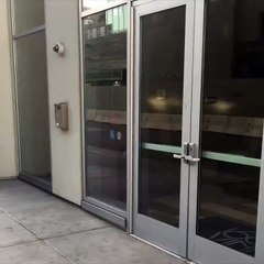 Quand tu tiens la porte à quelqu'un...