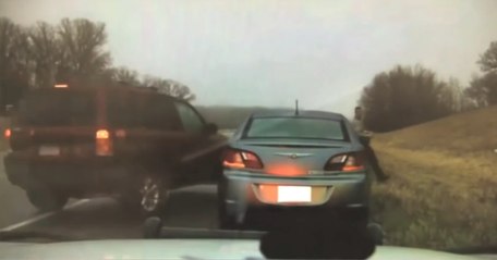 Un policier manque d'être fauché par une voiture glissant sur une route gelée aux USA