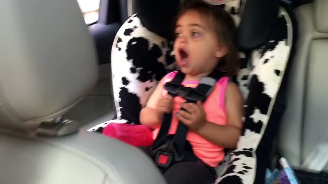 Une fillette chante "Bohemian Rhapsody" dans la voiture... Trop mignonne !!