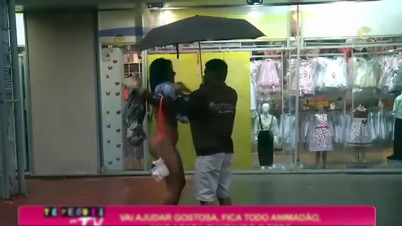 Pegadinha Mulher gostosa troca roupa na rua (Câmera escondida) Te Peguei
