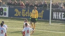 Noordwijk-keeper Edwin van der Sar keert de strafschop van Jorn van Lunteren