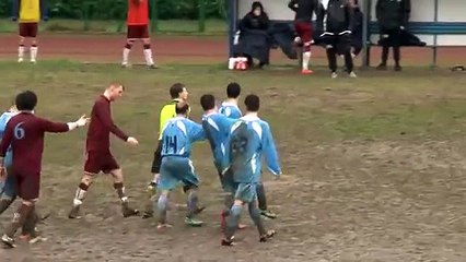 Il se venge sur l'arbitre après avoir reçu un carton rouge