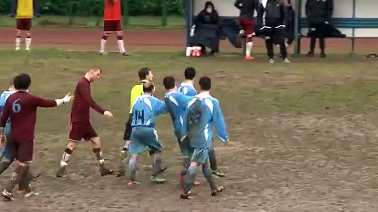 Il se venge sur l'arbitre après avoir reçu un carton rouge