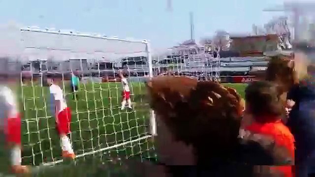 Edwin Van Der Sar SAVES Penalty on His Return to FOOTBALL
