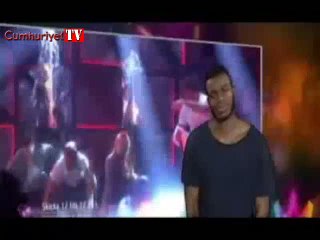 Şarkıcı soyununca işaret dili çevirmeni de soyundu