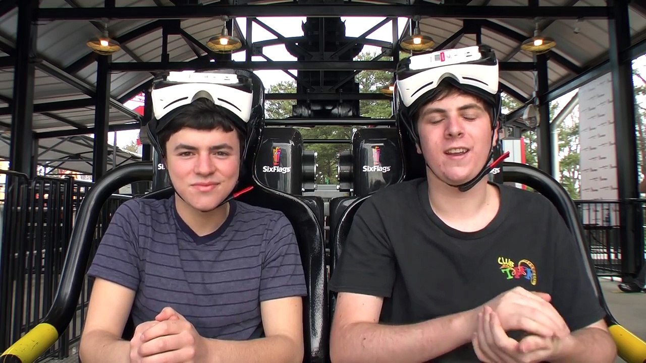 Ils portent un Casque de Réalité virtuelle dans des Montagnes Russes