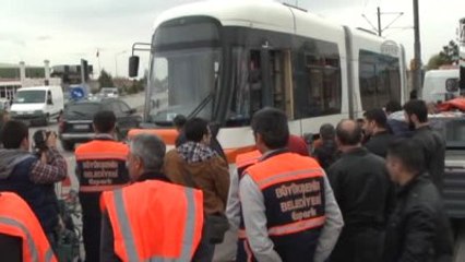 Tramvay ile Halk Otobüsü Çarpıştı: 1 Yaralı