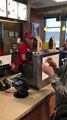 Une employée de Fast Food qui sait parler en langue des signes... Plutot utile!