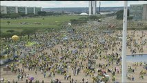 Manifestantes vão às ruas para protestar contra o governo Dilma