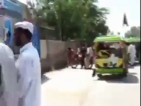 موبائل بیٹری کتنی خطرناک ہوسکتی ہے مہربانی کرکے احتیاط کیجئے اور پیغام کو زیادہ سے زیادہ شئر کریں.