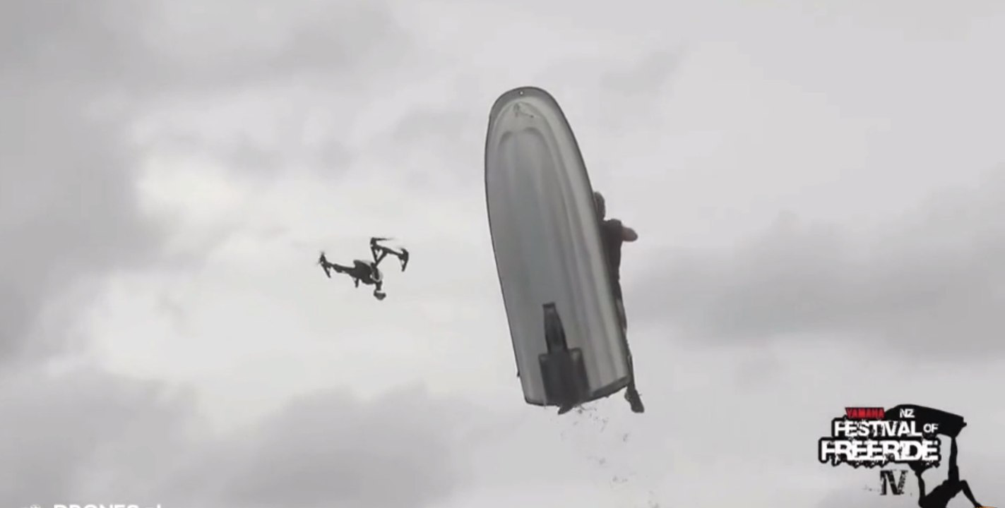 Un Jetski percute un Drone en plein saut au-dessus d'une vague !