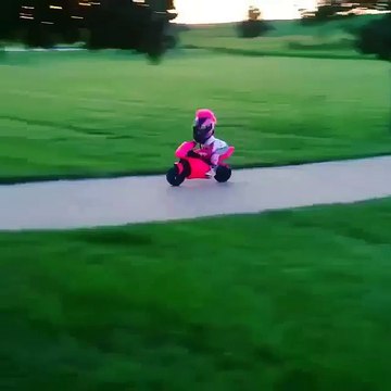 Ce bébé est un futur pilote de moto GP