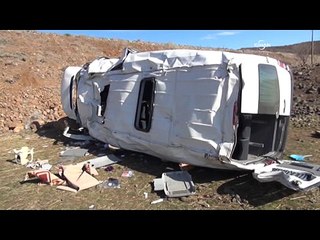 Nevruz kutlamasına gidenleri taşıyan minibüs şarampole yuvarlandı: 20 yaralı