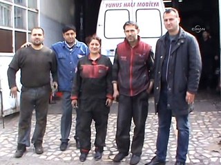Elinin hamuruyla motor tamir dükkânında