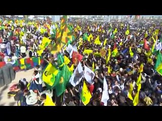 Diyarbakır'da vatandaşlar Nevruz kutlamaları için meydanı doldurdu