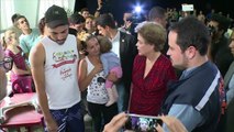 Dilma visita vítimas de enchentes um dia antes de protestos