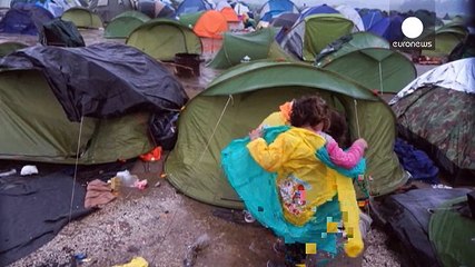 Los refugiados de Idomeni piden ayuda a Merkel para que 'abra' la frontera