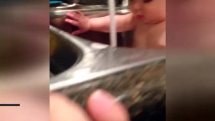 Bebeğin lavabodaki banyo keyfi kamerada