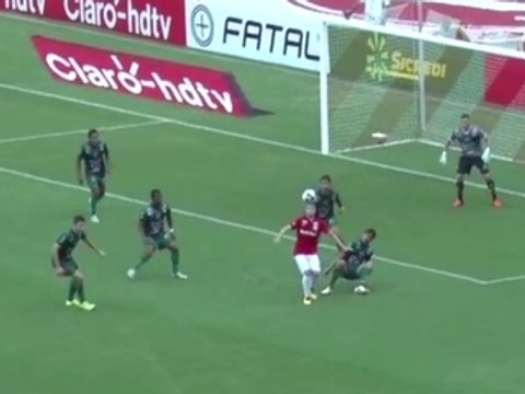 Merecia entrar! Aylon quase faz golaço de bicicleta