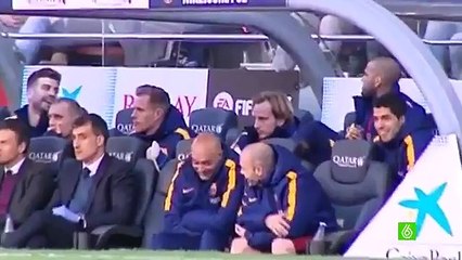 Dani Alves armó su propia fiesta en el banquillo durante el partido ante Getafe