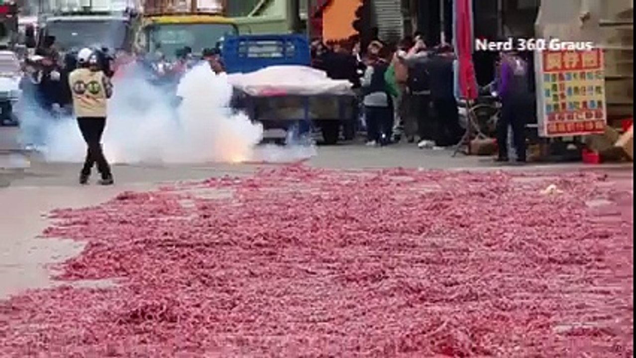 Binlerce fişeğin sokakta patlatılması
