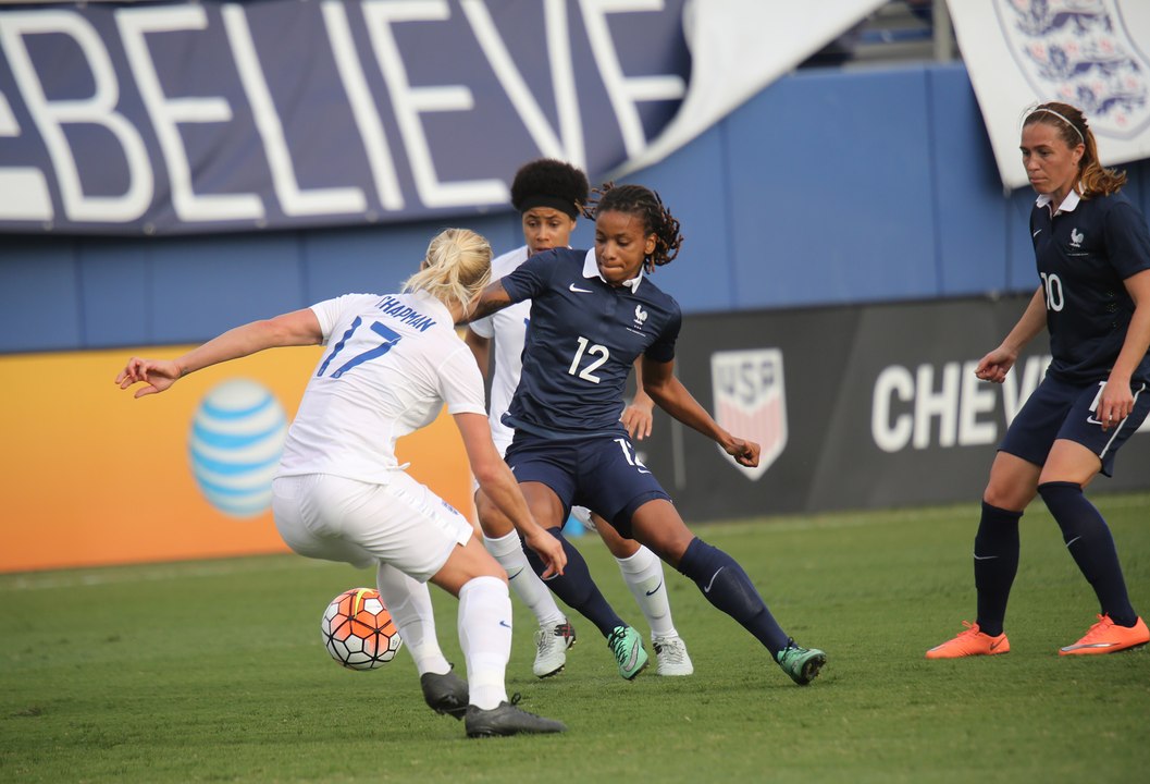 Equipe de France Féminine : au coeur de France-Angleterre 2016 - HD