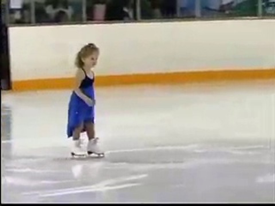 Little Skater Girl Amazes Crowd