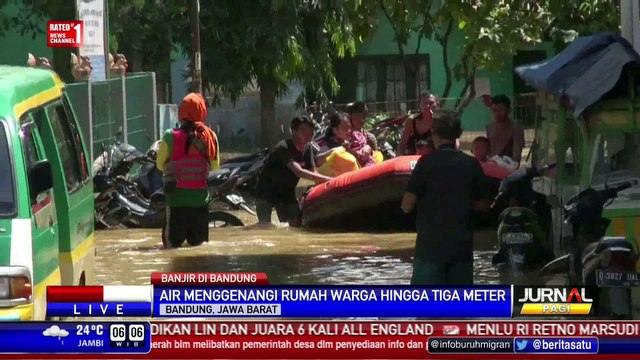 Proses Evakuasi Warga yang Terjebak Banjir di Bandung