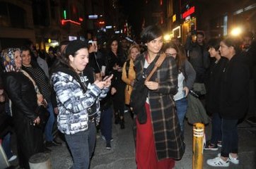 Tuba Büyüküstün'ün İstiklal'de Panik Anları