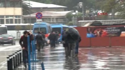 İstanbul'da Yağmur ve Rüzgar Zor Anlar Yaşattı