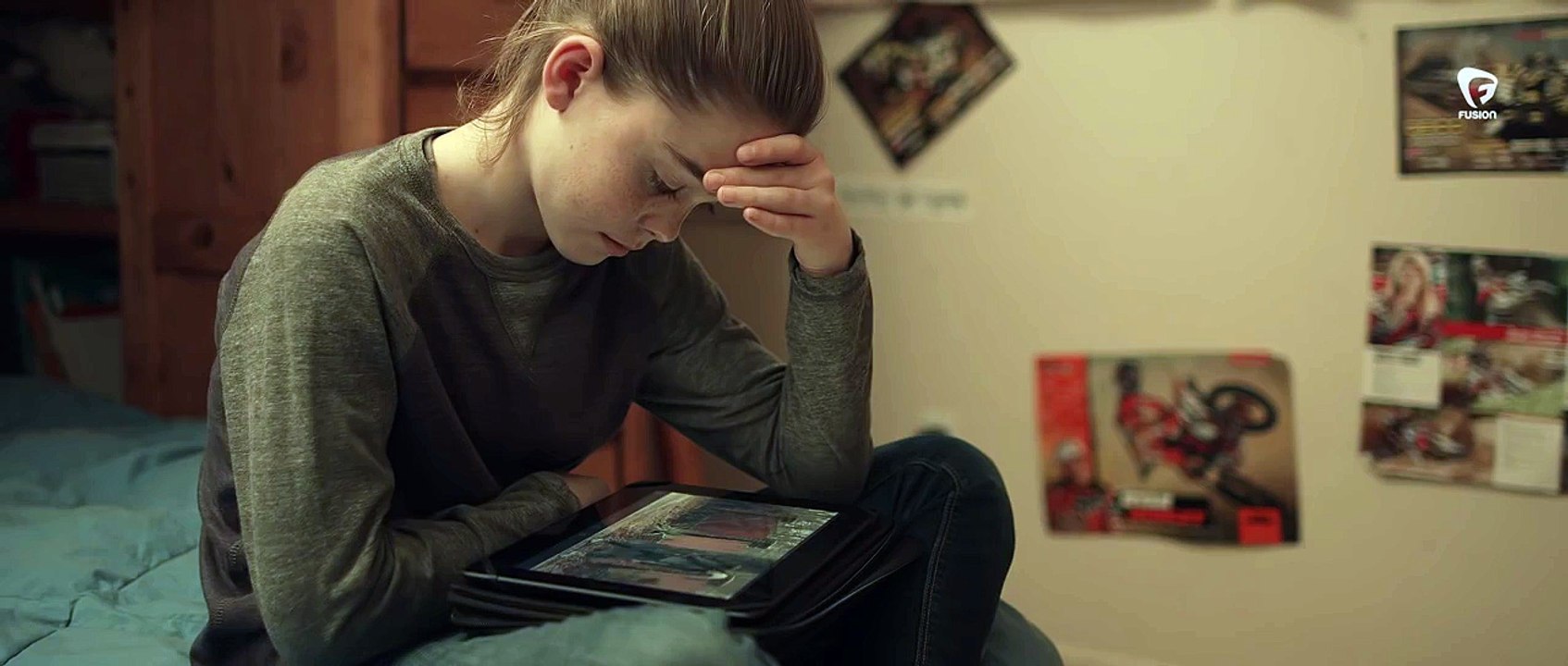 Une fille de 12 ans apprend à danser seule en regardant des vidéos sur internet