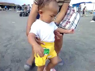 Alisha digendong Tante Sheba di Pantai Depok Pengunggah Sugeng Wisyhnu